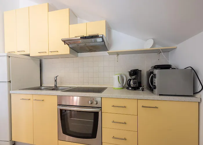 Cozy Dachgeschosswohnung Mit Meerblick, Klima, Wifi - Nur 350 Meter Zum Dramalj
