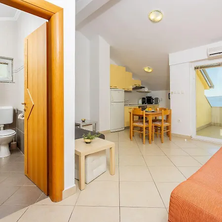 Appartamento Cozy Dachgeschosswohnung Mit Meerblick, Klima, Wifi - Nur 350 Meter Zum Dramalj