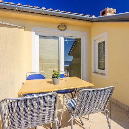 Cozy Dachgeschosswohnung Mit Meerblick, Klima, Wifi - Nur 350 Meter Zum Dramalj