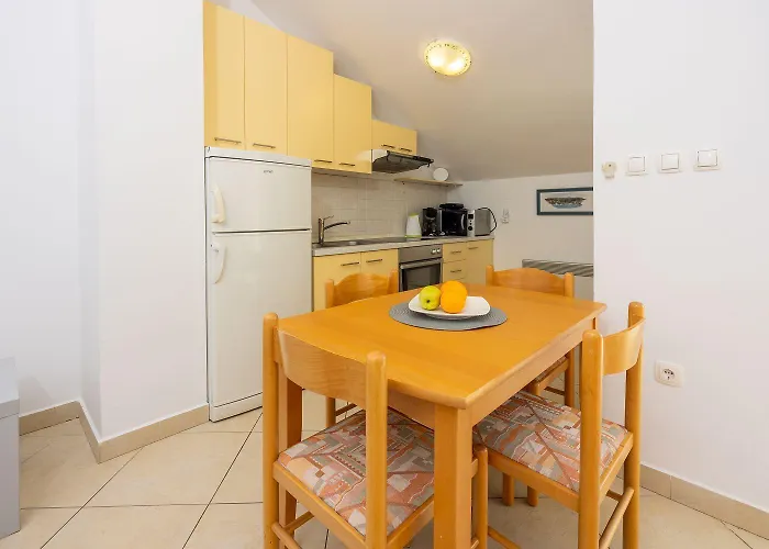 Cozy Dachgeschosswohnung Mit Meerblick, Klima, Wifi - Nur 350 Meter Zum