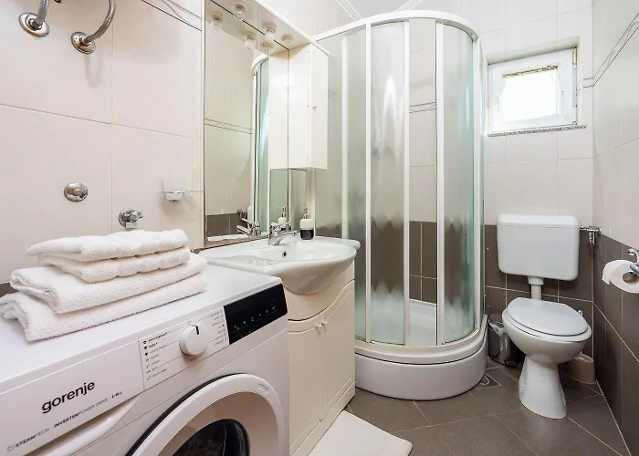 Cozy Dachgeschosswohnung Mit Meerblick, Klima, Wifi - Nur 350 Meter Zum Apartamento Dramalj