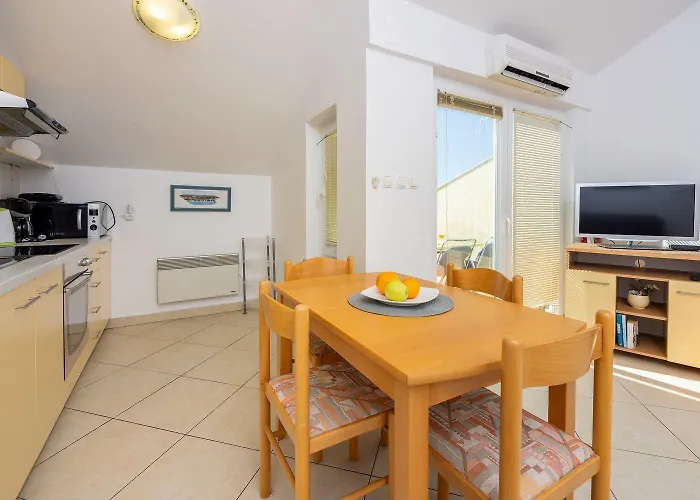 Apartment Cozy Dachgeschosswohnung Mit Meerblick, Klima, Wifi - Nur 350 Meter Zum