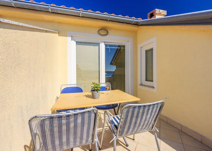 Cozy Dachgeschosswohnung Mit Meerblick, Klima, Wifi - Nur 350 Meter Zum Dramalj