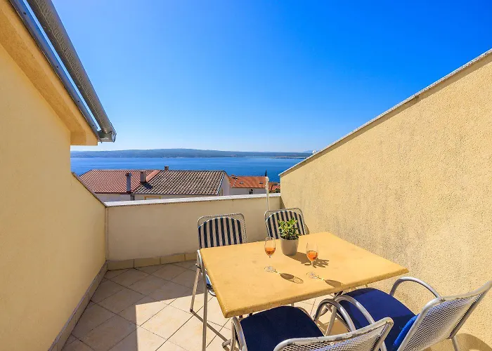 Cozy Dachgeschosswohnung Mit Meerblick, Klima, Wifi - Nur 350 Meter Zum Apartamento Dramalj